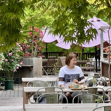 新緑の軽井沢で見つけた美しいテラスカフェ