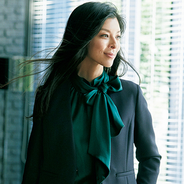 働く女性の装いに華やぎと品格をもたらす【ジャケット×ボウタイブラウススタイル】