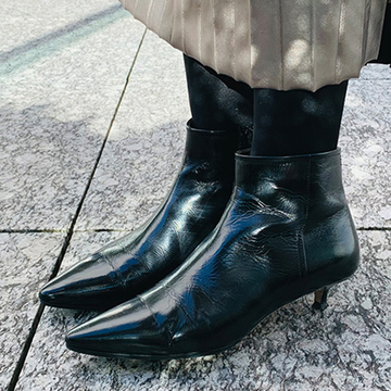 50代ファッションの参考に！エクラ編集部員のブーツトレンドは「きれいめ」を意識した黒のショートブーツ一択！