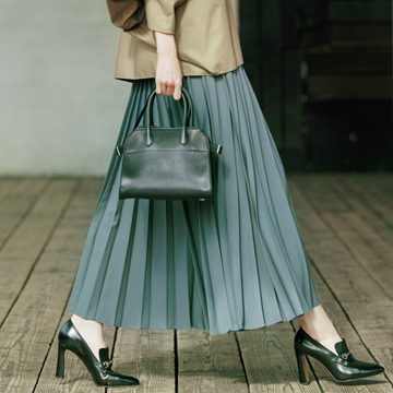 フェミニン派にうれしいヒールローファーで最旬スカートコーデ【進化系ローファー】