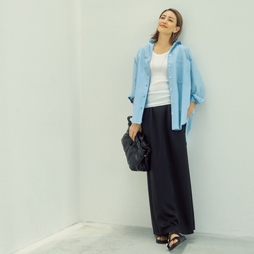 【村山佳世子さんの着こなしアイディア】薄手のブルーシャツで“はおり映え”