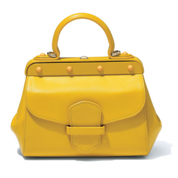 冬コーデが華やぐ小物＆アウター。フランツィのハンドバッグ、ジル サンダーのリップスティックケースなど