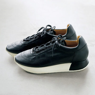 わずか１週間で完売した大ヒットアイテム！大人に似合うスニーカーが再入荷