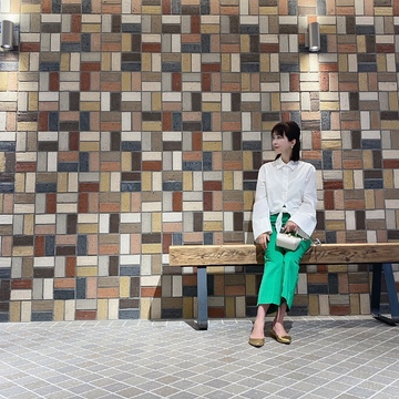 秋につなぐZARAの白シャツ