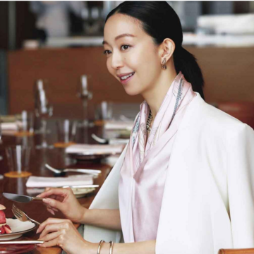 スカーフは効かせるよりなじませる！ピンクシャツとあわせてモダンな装いに【ネクタイがわりの“働くスカーフ”】