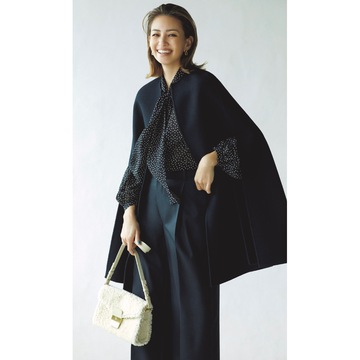 ケープコート×ボウタイブラウスで、通勤コーデもクラシカルな装いを楽しむ。最高気温11℃｜12/13(水)【50代の毎日コーデ】