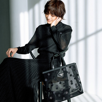 「プラダ」のトートバッグは甘さと辛さのバランスが絶妙【富岡佳子「絵になるバッグ」】