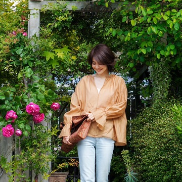 初夏の気分を高めてくれるギャザーブラウス