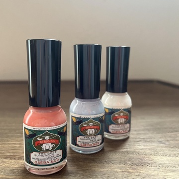 夏の指先は胡粉ネイルで