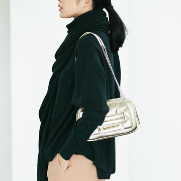 黒タートルに映えるピエール アルディのショルダーバッグ【“小さなツヤ”小物】