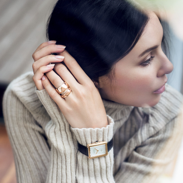 冬のシンプルな装いに、"華"をプラスする、ニットとジュエリー 五選