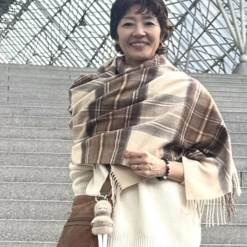 【おしゃれな40代・50代のストールコーデ】定番の「チェック柄ストール」を使った洗練コーデ＆ヘアスタイルのポイント