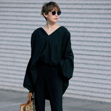 深めスリットが決め手！「ル フィル」のテーパードパンツでモダンな黒コーデ【すそが特徴の絶品パンツ】