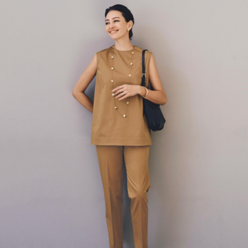 ナチュラルさと高貴なムードを兼ね備えたキャメルカラーが大人の夏の装いを更新！最高気温33℃｜7/29(火)【50代の毎日コーデ】