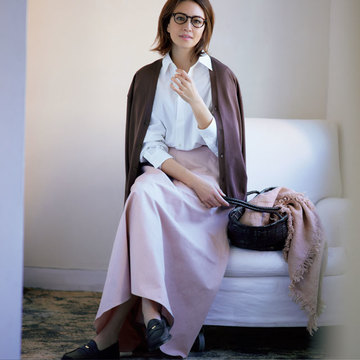 淡いピンクのスカートはトラッドに仕上げて甘さを軽減【かっこよく着映える「きれい色」コーデ】