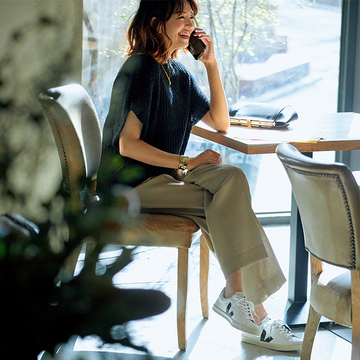 【50代のスニーカー実例集】ワイドパンツに合わせやすい！目立ちすぎない「ベーシック」なスニーカー