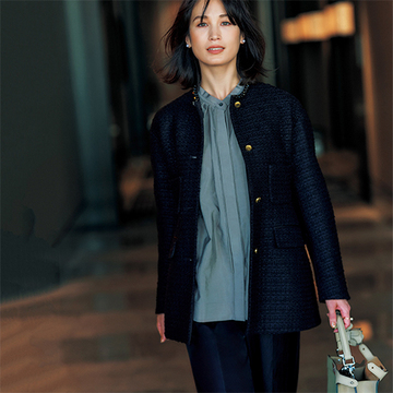 襟もとのビジューがポイント！ハレの日にふさわしい「黒のツイードジャケット」