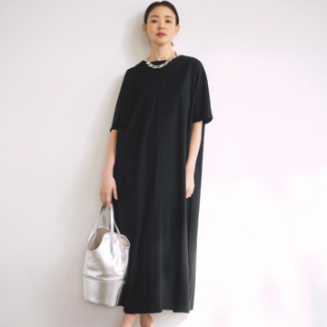 ゆったりシルエットの黒ワンピースは、キレのいいシルバー小物でモードに格上げ！最低気温23℃｜9/17(水)【50代の毎日コーデ】