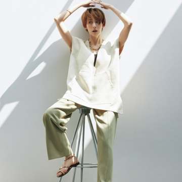 【アンクルストラップサンダルで夏コーデ】つやっぽく、キレ味もいい。メタリックな輝きを味方に