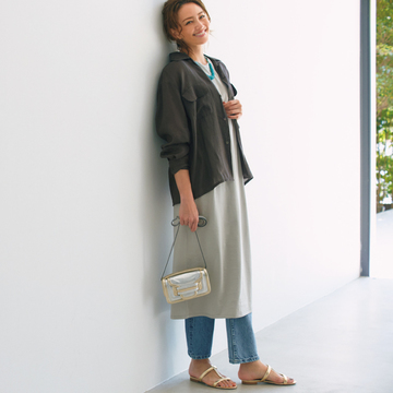 削げ感のあるデコルテをカバーする「メンズライクな立体感シャツ」をはおって