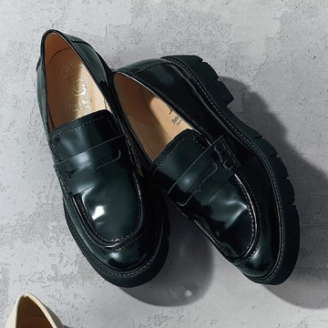 季節の狭間も頼りになる！ おしゃれを格上げする「Luca Grossi」と「HENRI EN VARGO」のローファー」