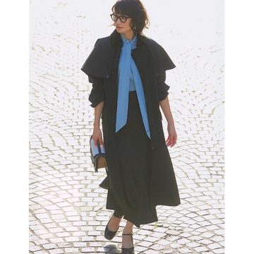 ケープつきのモダンなシルエットのコートで春のお出かけスタイルをアップデート！気温18℃｜4/23(水)【50代の毎日コーデ】