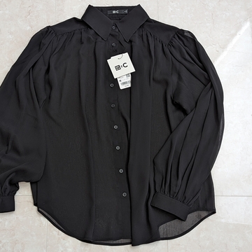 ユニクロ:C 透け感のあるブラウスで春の装いに