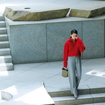 【秋のフレッシュコンサバコーデ】グレーパンツは赤トップスでドラマティックに一新！