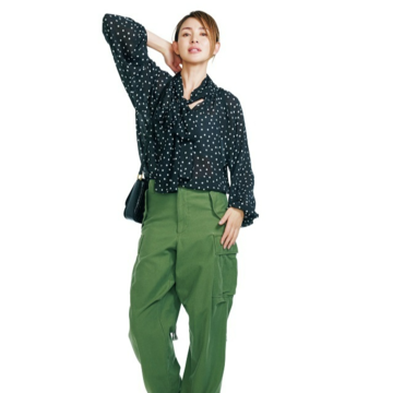 フェミニンなボウタイブラウスはカーゴパンツを合わせて新鮮に【50代に似合うコーディネートの正解】