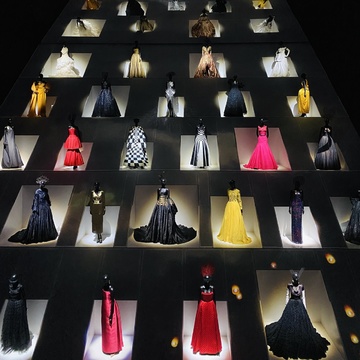 心奪われる独特の世界観「クリスチャン・ディオール、夢のクチュリエ」展へ