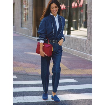 インディゴブルーのデニムオンデニムには白シャツをインして爽やかさを引き上げる。気温23℃｜5/15(木)【50代の毎日コーデ】