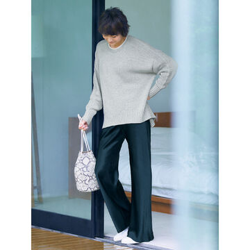シンプルなのに抜群の洒落感！富岡佳子さんが纏う「E by éclat」の切替クルーネックニット、艶ストレートパンツ