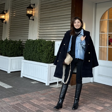 ブラックコーデのアクセントにデニムシャツ