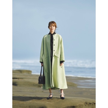 セージグリーンのロング丈コートで華やかな春のムードをまとう！最低気温11℃｜3/31(日)【50代の毎日コーデ】