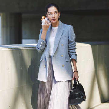 華やかなオーガンジースカートは知的なグレーでまとめたスタイリングで大人の余裕を醸す。気温15℃｜12/17(水)【50代の毎日コーデ】