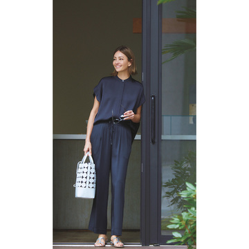 ツヤめくネイビーのセットアップで、真夏日も軽やかに品格アップ！気温32℃｜8/7(月)【50代の毎日コーデ】
