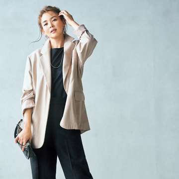 ドゥロワーの黒ツイードパンツは、ジャケット合わせでハンサムに【この秋、優美な黒パンツ】