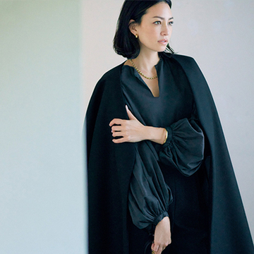 大人の上下黒コーデのポイントは「甘さは一点限定」！全身黒でも“とっつきにくさ”払拭