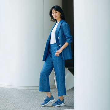 夏らしいブルーのパンツスーツにトッズのスニーカーを合わせて