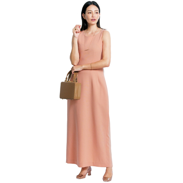 【特別な日に着たいワンピース・AURALEE】甘くなりすぎず上品なコーラルピンクが大人に映える