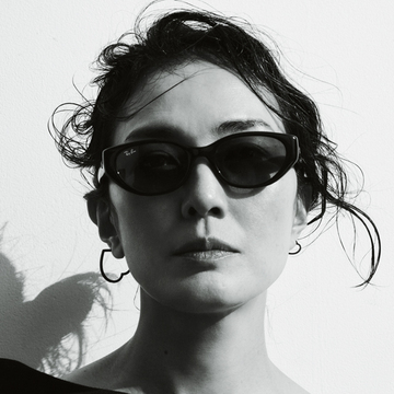 【俳優・板谷由夏の私をつくるジュエリー】夏のコーデにはレポシの「アンティフェール」のフープピアスを添えて