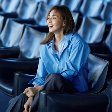 【50代 主役になる美貌のシャツ】シャツonシャツのレイヤードデザインでおしゃれの可能性を広げて