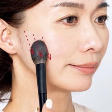 範囲が広い“頬”を自然になじませるカバーテクニック【“3大くぼ地”を盛って幸せ顔を手に入れる】