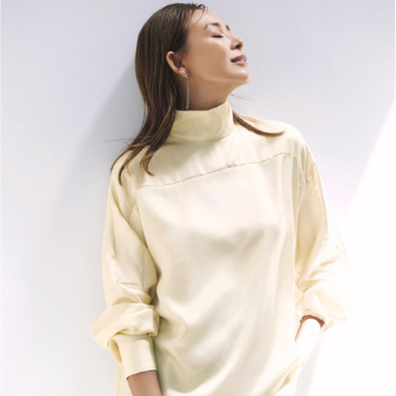 やさしい光沢を携えたハイネックブラウスが顔まわりに優美な印象を授ける。最高気温25℃｜10/1(水)【50代の毎日コーデ】