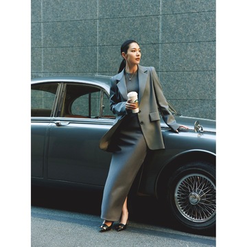 タイムレスなグレージャケットは、マキシ丈スカートとのセットで新鮮かつ優美なムードをまとう。気温22℃｜4/22(火)【50代の毎日コーデ】