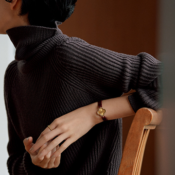 小さめなデザインがクラシックな品格をプラス。秋ブラウンに似合う“イエロー系ゴールドウォッチ”