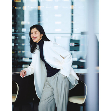 品格と華やかさを与える白ジャケットで秋のオフィスコーデを刷新！気温21℃｜10/19(木)【50代の毎日コーデ】