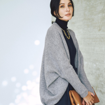 柔らかなフォルムを描くボレロをはおってシンプルコーデにこなれたニュアンスを加える。最高気温20℃｜12/1(月)【50代の毎日コーデ】