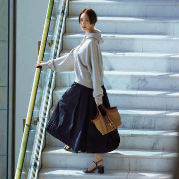 【やや辛口な黒スカートコーデ】黒スカートがカジュアルスタイルをお出かけ仕様に格上げ！