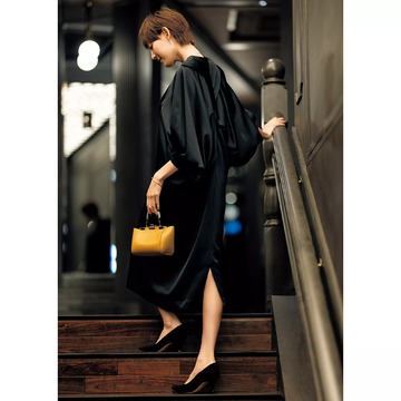 同窓会に最適！「DOMELLE」のサテンドレス、「Gianvito Rossi」ポインテッドトゥパンプス